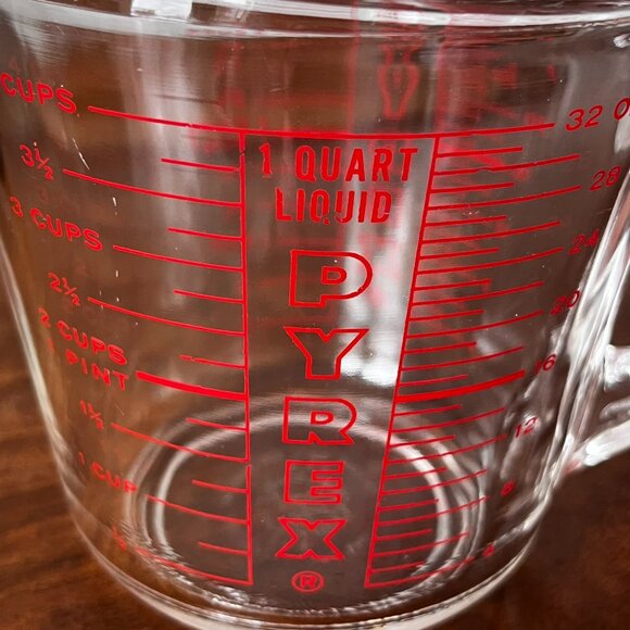 Pyrex Vintage Liquid Measuring Cup 1 Quart / 4 Cup #532 D-Handle Made in USA - Picture 12 of 14